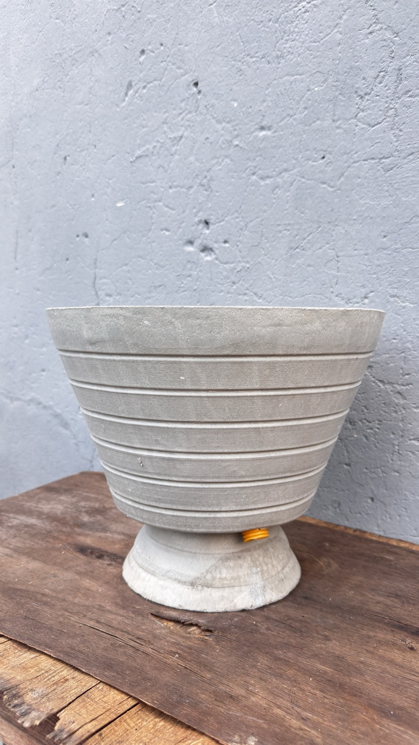 Vaso-taça de cimento leve com frisos horizontais finos e pedestal