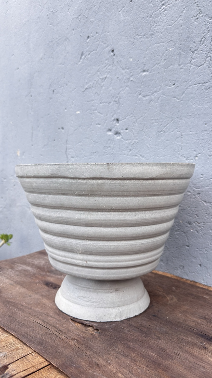 Vaso-taça de cimento leve com frisos horizontais largos e pedestal